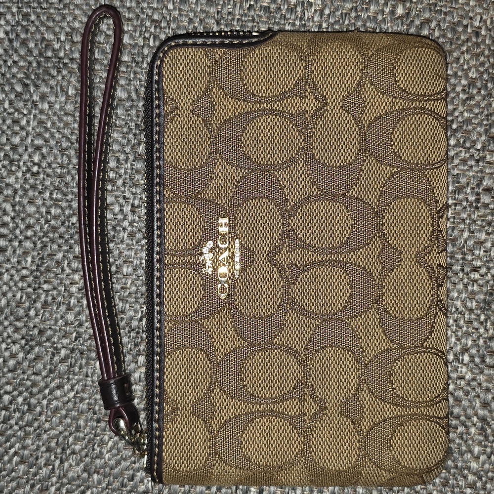 NWT Coach Outline Signature Corner Zip Wristlet - Picture 5 of 16